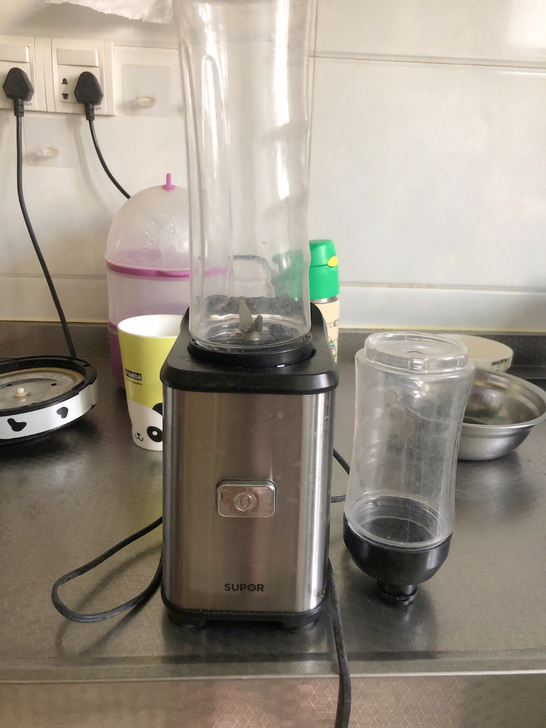 苏泊尔小型榨汁机,配套大中两个杯子