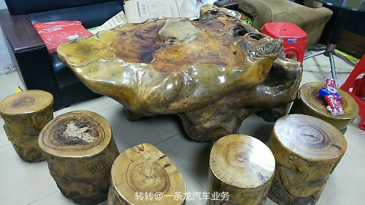 这套香樟木头茶几是我朋友老爸收藏了十多年了...