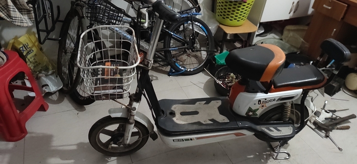 带牌爱玛电动车，四个全新电瓶可以跑三十公里