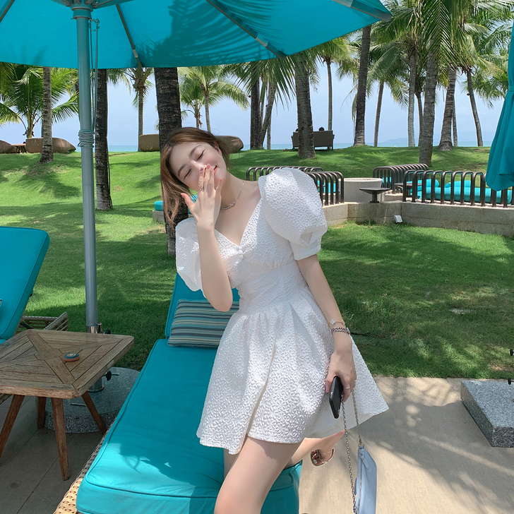 ByYou 夏季白色泡泡袖V领连衣裙女设计...