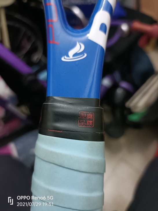 网球拍，几乎全新，轻微磨损，用了几次，孩子...