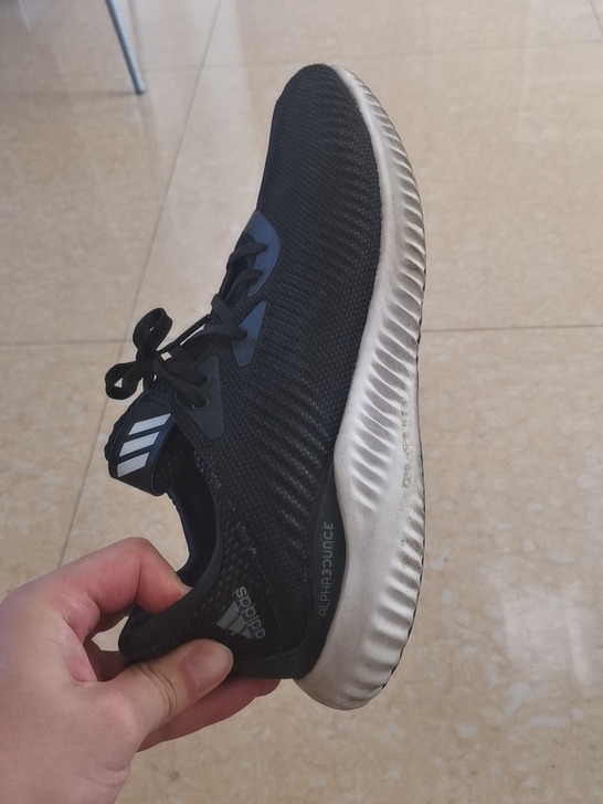 Adidas正品跑鞋 闲置 码数对本人来说...