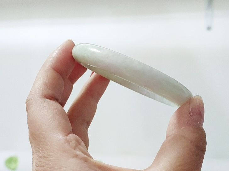 翡翠A货糯种春彩小手镯,圈口57.3,微微...