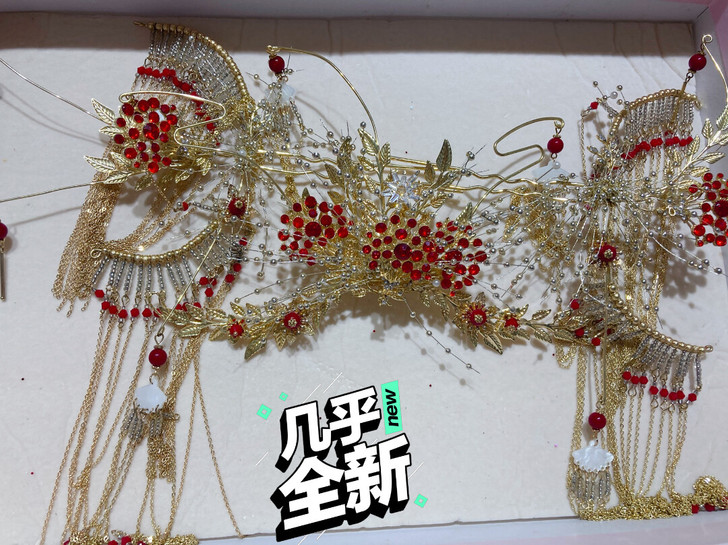 秀禾头饰 中间个星星是锆石 卡帝美学买的...