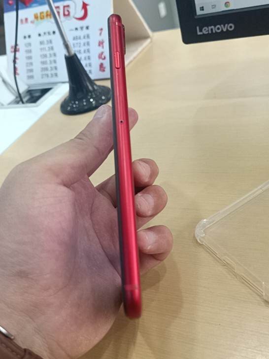 出售一个自用苹果8p游戏机64G的,除了不...