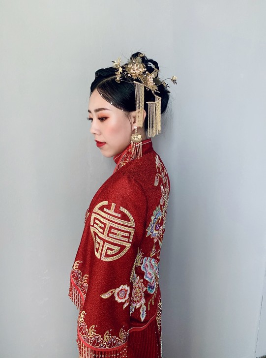 新娘中式婚礼秀禾服 品牌：卡帝美学 发饰分...