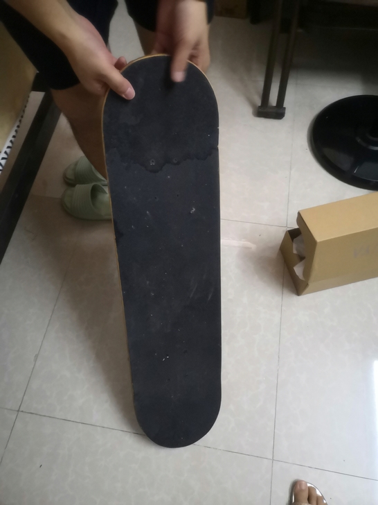 闲置滑板出售。老公买来玩的,结果发现这种的...