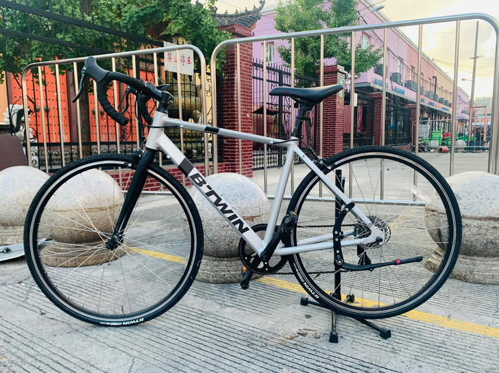 迪卡侬TRIBAN100公路自行车,7级变...