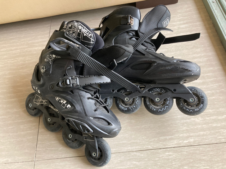 95成新洛神成人轮滑鞋，42/43码，质量...
