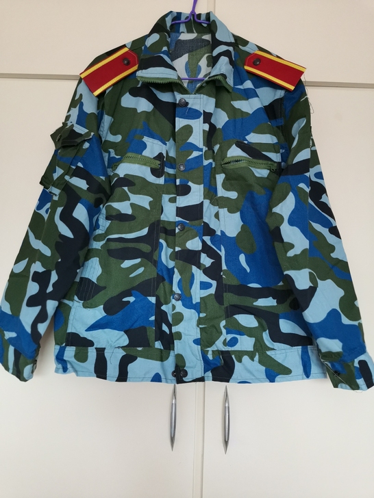 迷彩服一套,上衣的肩牌可摘下来,套装帽子鞋...