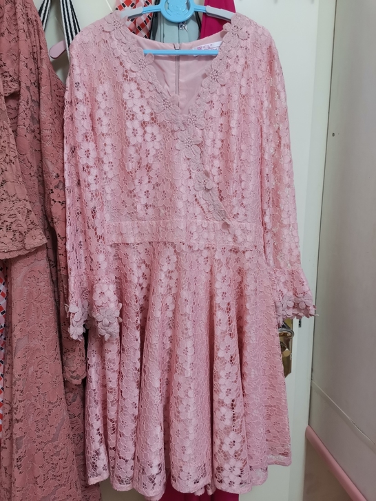 个人闲置许多衣服,不嫌弃,需要的联系我,本...