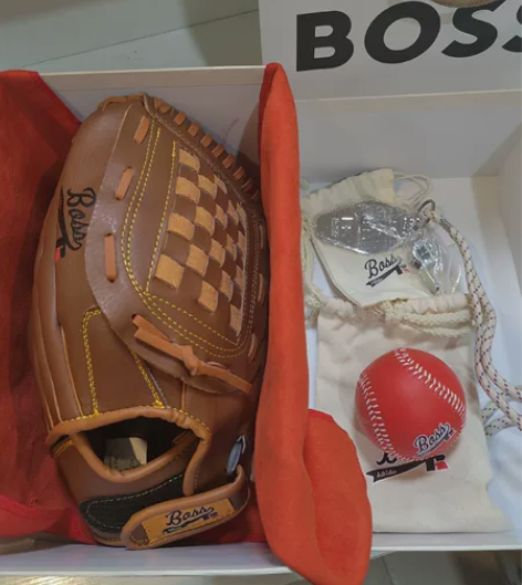 Hugo Boss 棒球手套+棒球+口哨,...