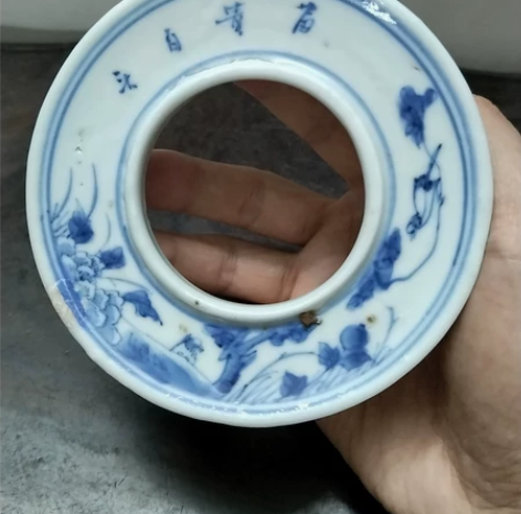 晚清青花富贵白头茶盖碗底托一个,惜有一处小...