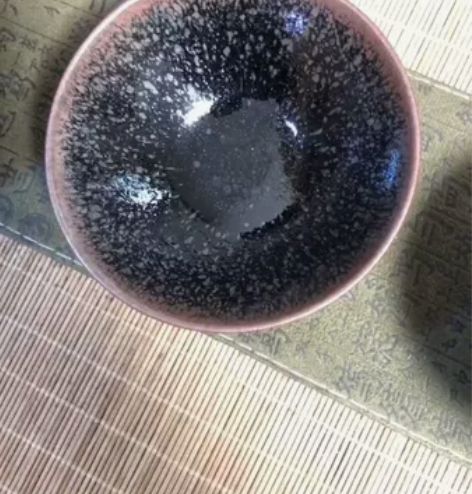 柴烧自带彩的油滴 因为温度很高烧出来的建...