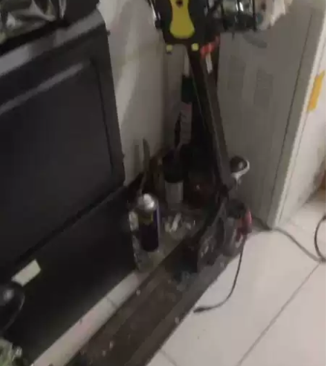 电动滑板车,成色一般,轮子声音有点响,满电...