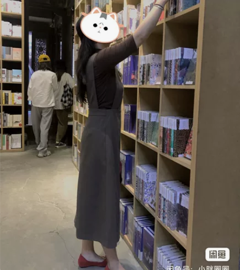 背带裙 实体店买的两百多,料子舒服,穿了两...