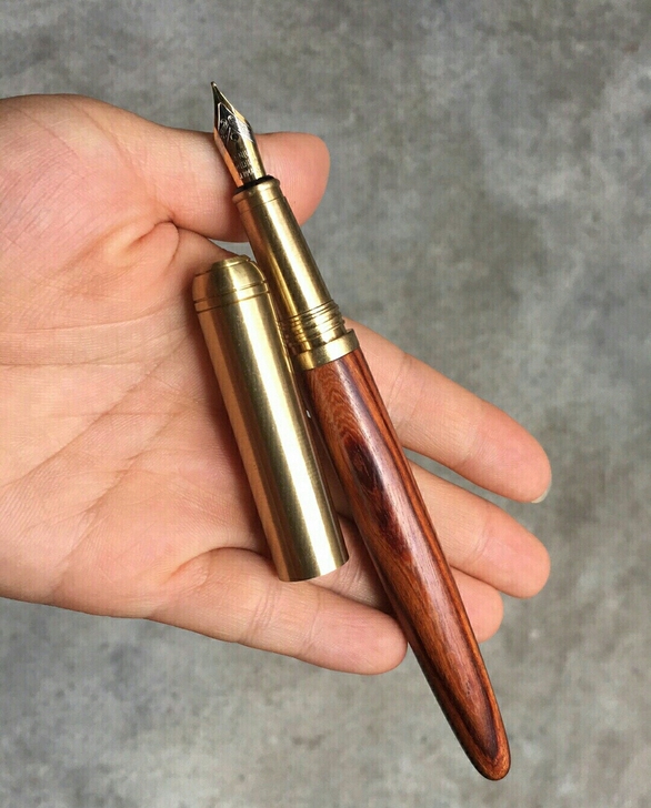 出钢笔自用，正常可用。 花梨木，特点顺滑，...