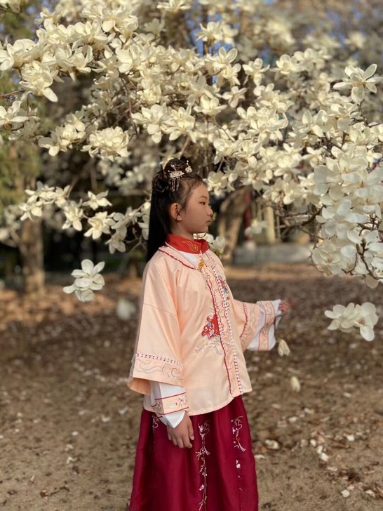孩子拍照穿了一次,衣服一共三件还有同款鞋搭...