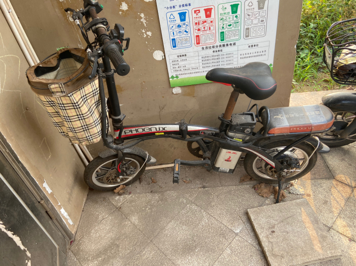 闲置凤凰电动车,锂电池,八成新,价格可小刀...