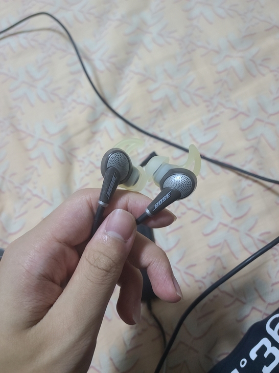boseqc20降噪耳机 成色很一般 bo...