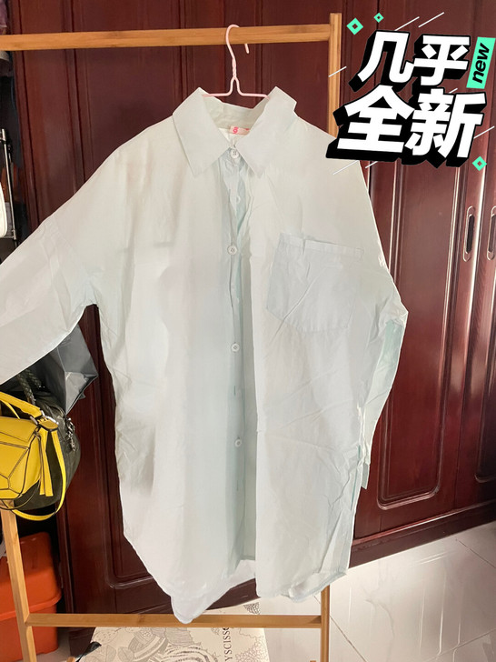 非常帅气的一款长衬衫，浅蓝色，背后是灰白色...