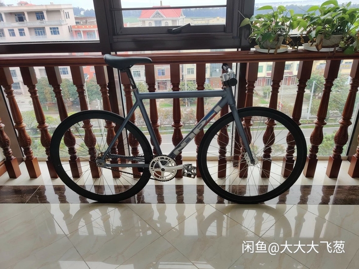 固齿,死飞,场地车9成新,有轻微划痕
