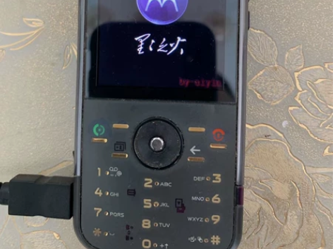 摩托罗拉zn5,拥有一块2.4英寸26万色...