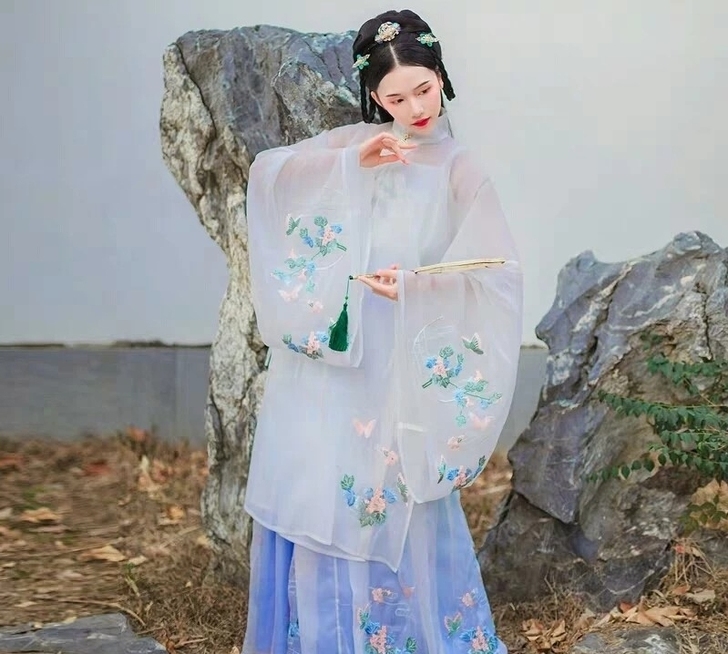 出汉服