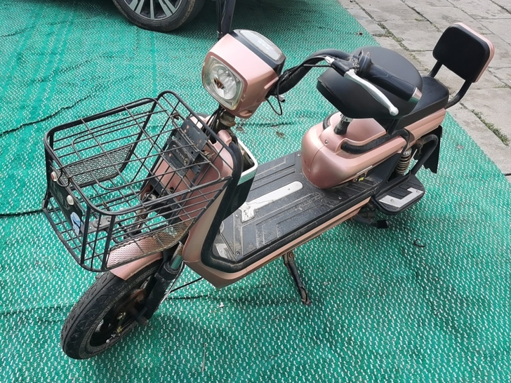 租售比德文6ov2oA电动车，