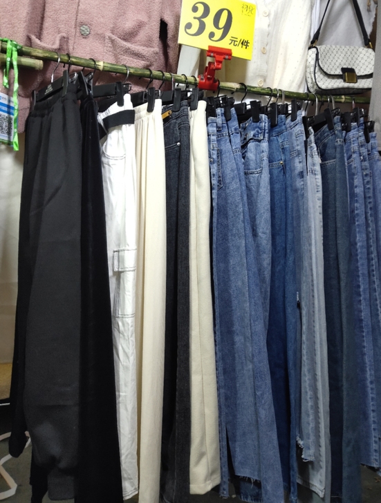 服装店倒闭,女装牛仔裤清货处理,直筒 九分...
