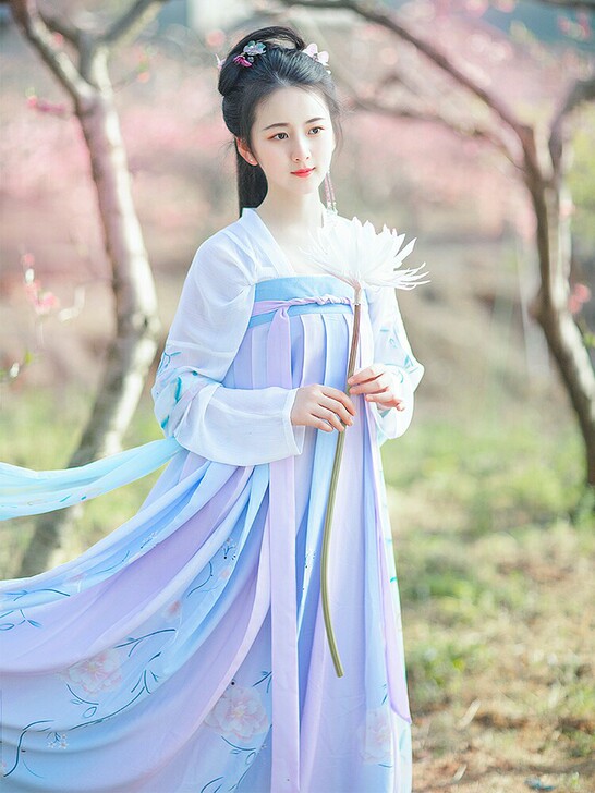 出如梦霓裳如图所示的一套,裙子改短过,适合...