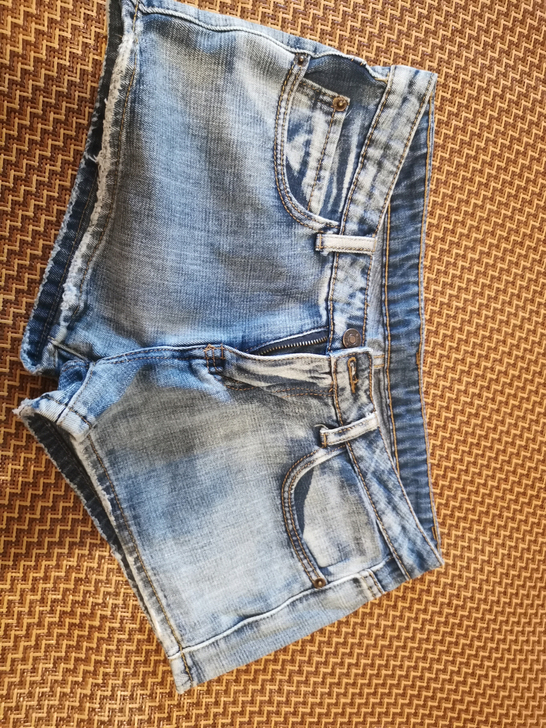 9成新牛仔短裤,M码,适合腰围68cm,不...