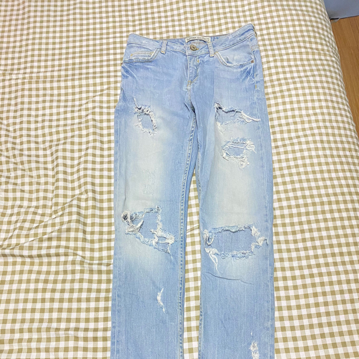 Bershka破洞牛仔裤,尺码26,很软很...