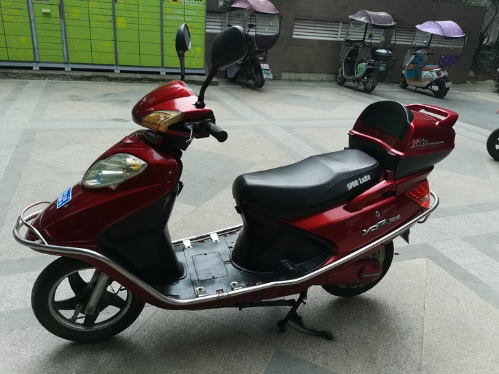 雅迪大踏板电动车。
