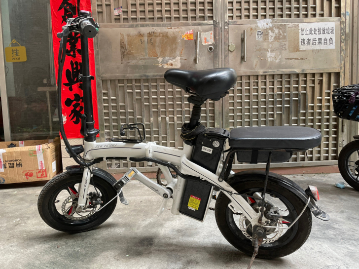 新旧程度 8.5成心，正步电动自行车，可折...