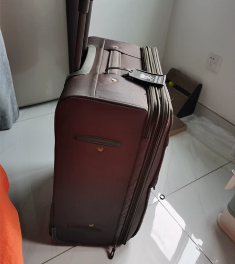 旅行箱很大 很能装东西 有需要的联系我吧 ...