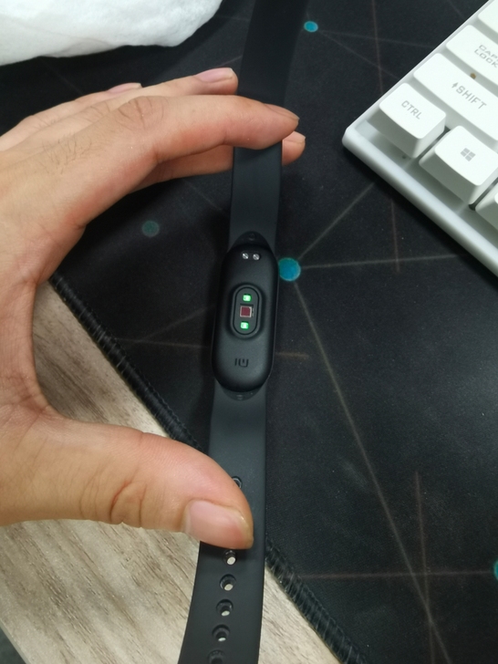 健身房送的，小米手环5便宜出，就带了20天...