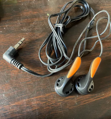 老耳机 图片实物 声音完好 一切正常 没写...