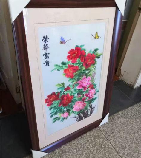 苏绣挂画装饰 原价好像一千多买的，感觉被宰...