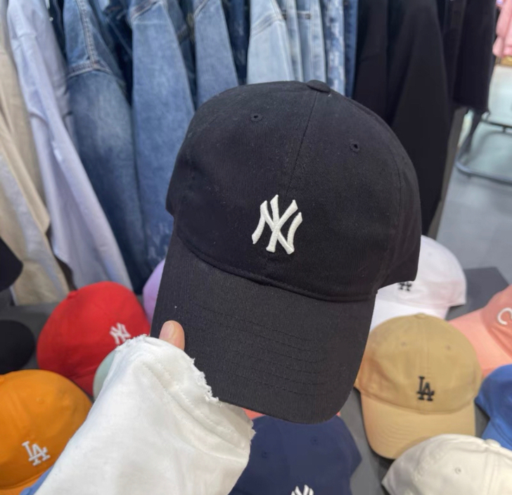 mlb黑色小标鸭舌帽