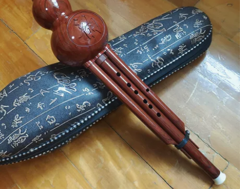 妹妹学习的时候买的葫芦丝，买的时候应该一百...