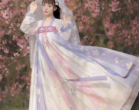 入手的第一件汉服，当初就看中了这件汉服图案...