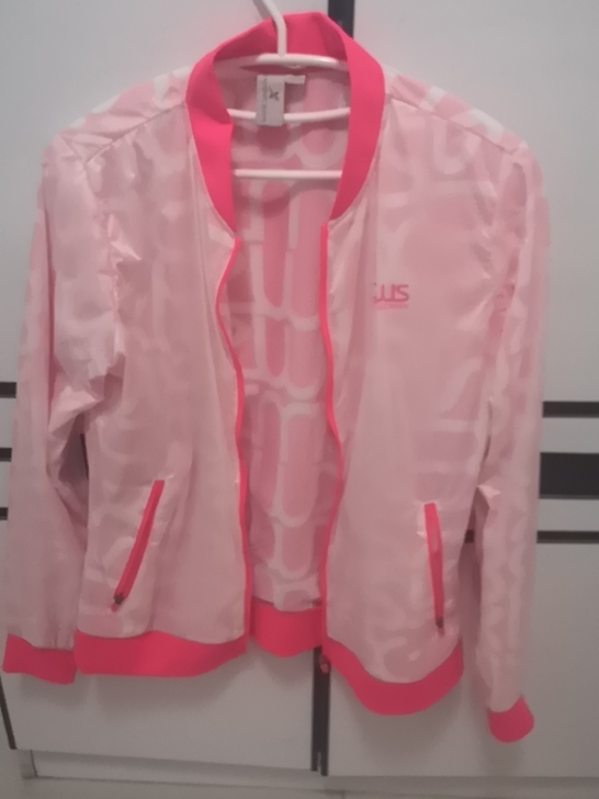 特步女士夹克上衣购于特步专卖店,粉色系,设...