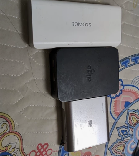 充电宝买多了,剩了几个小的留着没用,谁要可...