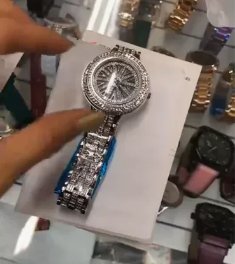 时来运转手表  铺满施水晶钻，搭配钢带的表...