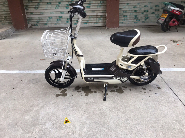 转让出售精品简易款48付爱玛二手电动车，车...