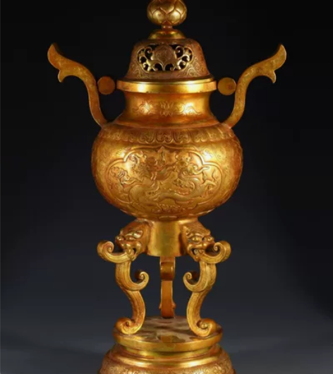 清代，铜鎏金缠枝花卉开光云龙纹香薰炉。 规...