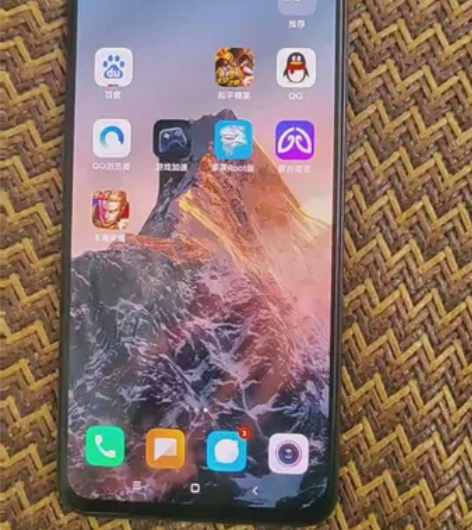 出自用小米9，橙色很好，屏幕正常，玩游戏C...