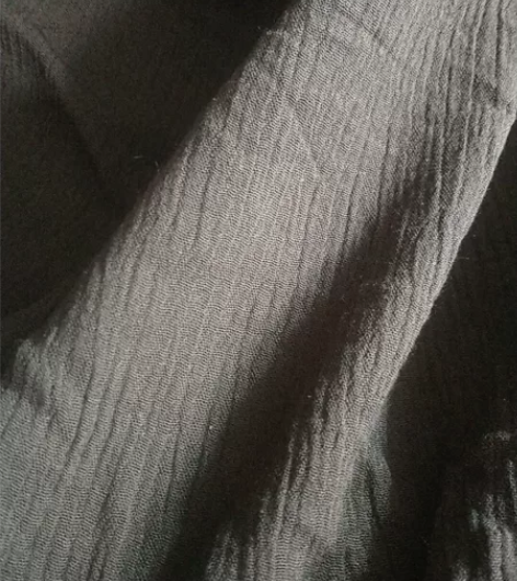 黑色肌理麻绸适合做各种文艺风服装,衬衫、袍...