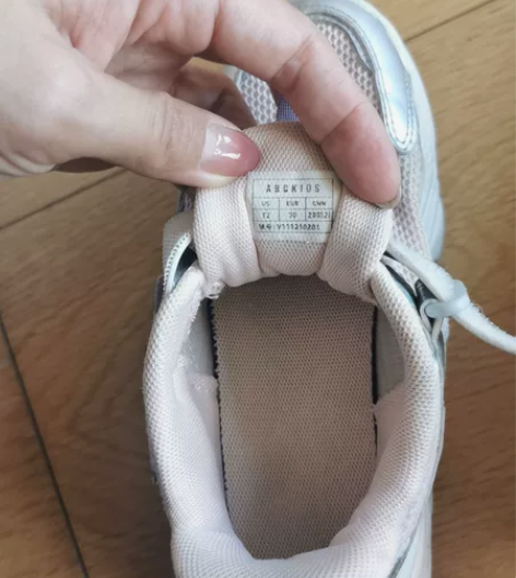 卖品牌运动鞋一双50元,另外免费送室内鞋和...